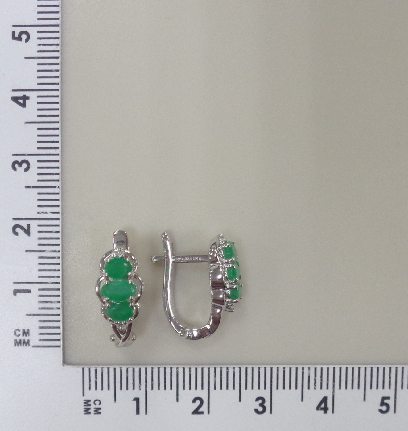 Серебряные серьги с изумрудами